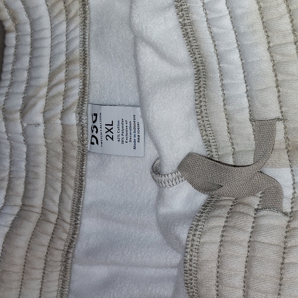 DSG X TWITCH + ALLISON Women's Long Fleece Shorts white and tan color - Picture 7 of 9